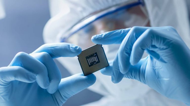 Timing the Market: Should You Scoop Up SMH While Semiconductors Dip?
